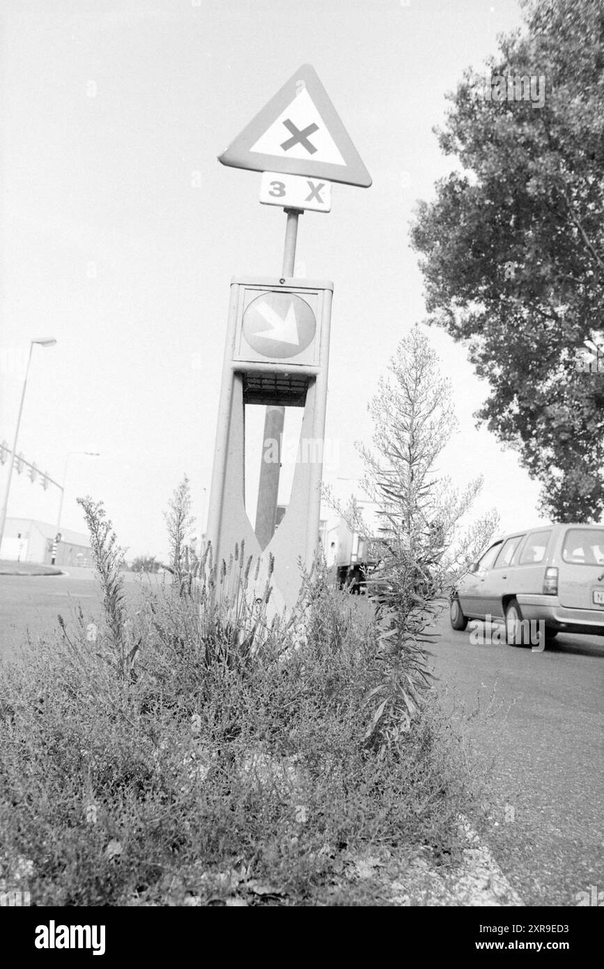 Traffic Island, Pijlslaan, Haarlem, Pijlslaan, Paesi Bassi, 13-08-1991, Whizgle Dutch News: immagini storiche su misura per il futuro. Esplora il passato dei Paesi Bassi con prospettive moderne attraverso le immagini delle agenzie olandesi. Colmare gli eventi di ieri con gli approfondimenti di domani. Intraprendi un viaggio senza tempo con storie che plasmano il nostro futuro. Foto Stock