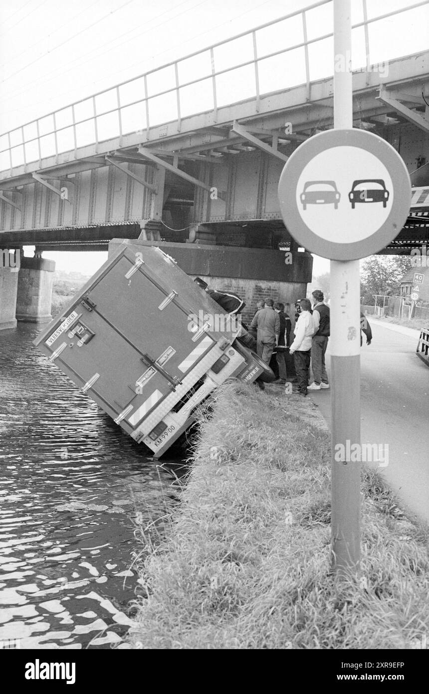 Incidente al viadotto ferroviario Leidsevaart Vogelenzang, 26-09-1988, Whizgle Dutch News: Immagini storiche su misura per il futuro. Esplora il passato dei Paesi Bassi con prospettive moderne attraverso le immagini delle agenzie olandesi. Colmare gli eventi di ieri con gli approfondimenti di domani. Intraprendi un viaggio senza tempo con storie che plasmano il nostro futuro. Foto Stock