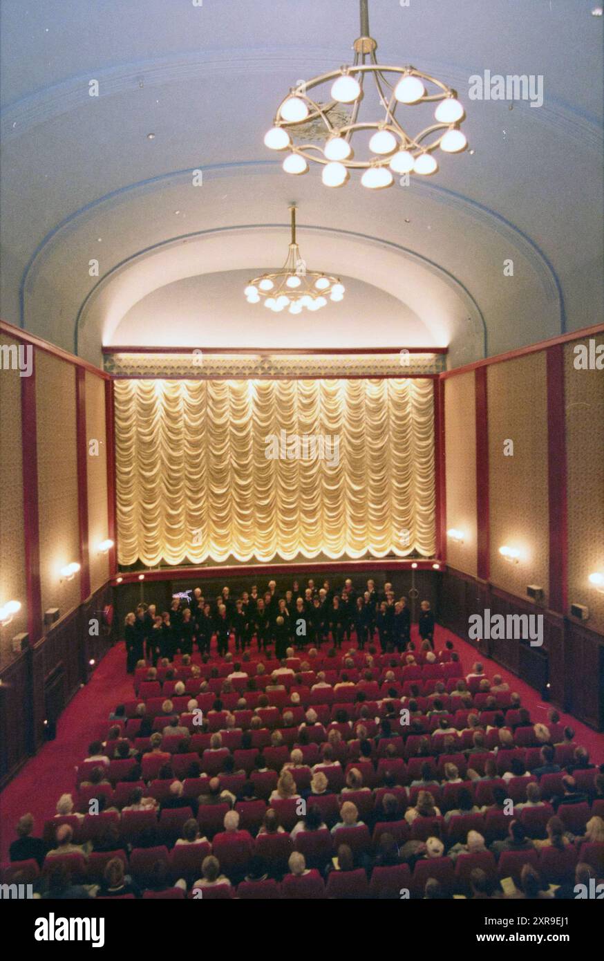 Spettacolo del coro femminile Malle Babbe al Cinema Palace, Haarlem, Grote Houtstraat, Paesi Bassi, 19-09-1997, Whizgle Dutch News: immagini storiche su misura per il futuro. Esplora il passato dei Paesi Bassi con prospettive moderne attraverso le immagini delle agenzie olandesi. Colmare gli eventi di ieri con gli approfondimenti di domani. Intraprendi un viaggio senza tempo con storie che plasmano il nostro futuro. Foto Stock