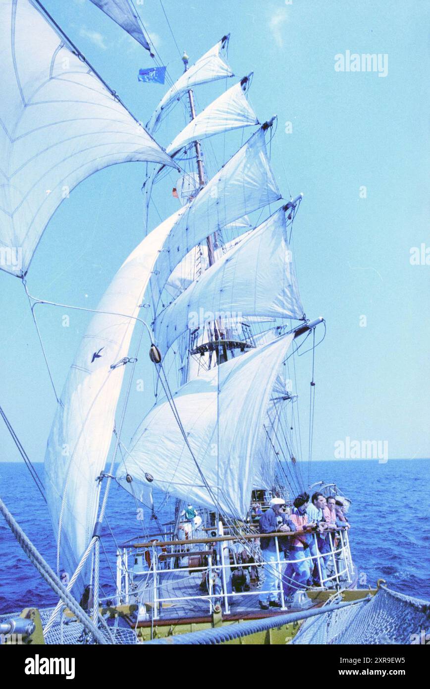 Sailing Haarlems Dagblad op Zee, 11-05-1994, Whizgle Dutch News: Immagini storiche su misura per il futuro. Esplora il passato dei Paesi Bassi con prospettive moderne attraverso le immagini delle agenzie olandesi. Colmare gli eventi di ieri con gli approfondimenti di domani. Intraprendi un viaggio senza tempo con storie che plasmano il nostro futuro. Foto Stock