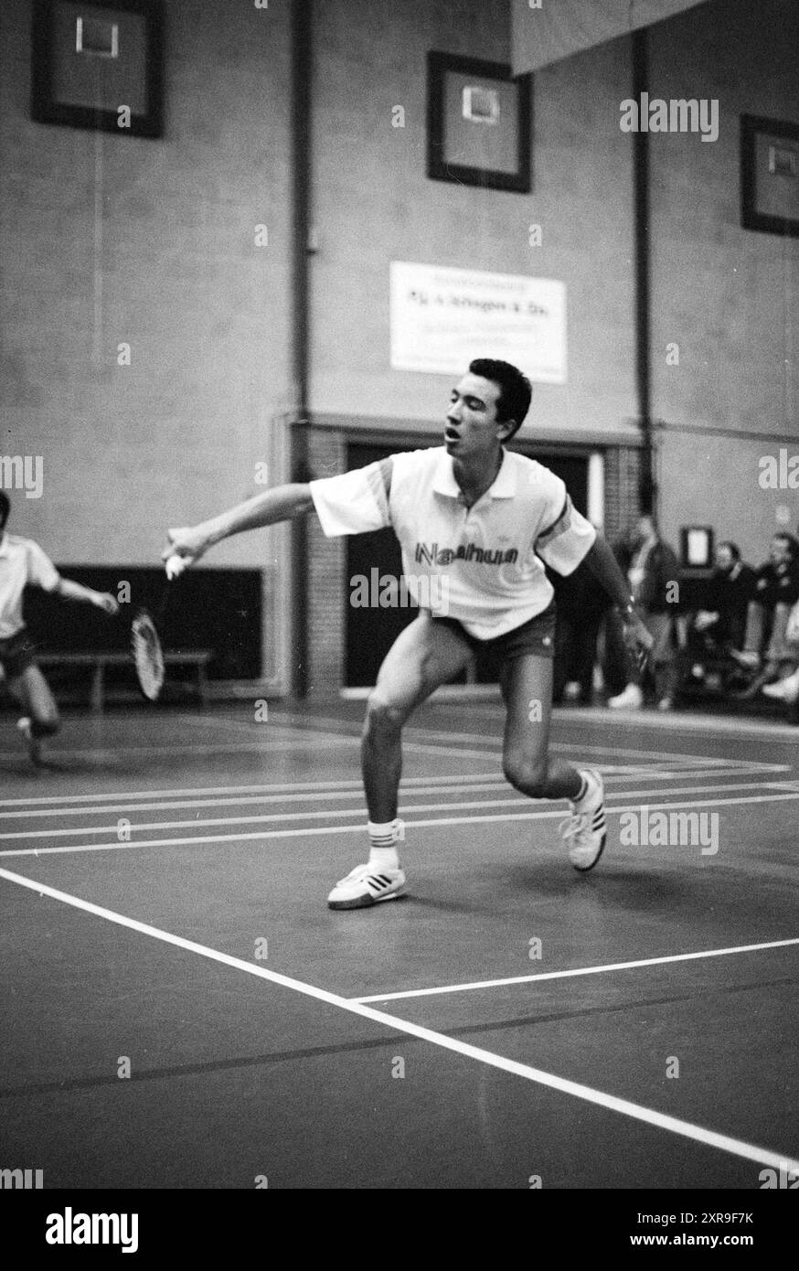 Giocatori di badminton Duinwijck, Haarlem, Paesi Bassi, 00-12-1988, Whizgle Dutch News: Immagini storiche su misura per il futuro. Esplora il passato dei Paesi Bassi con prospettive moderne attraverso le immagini delle agenzie olandesi. Colmare gli eventi di ieri con gli approfondimenti di domani. Intraprendi un viaggio senza tempo con storie che plasmano il nostro futuro. Foto Stock