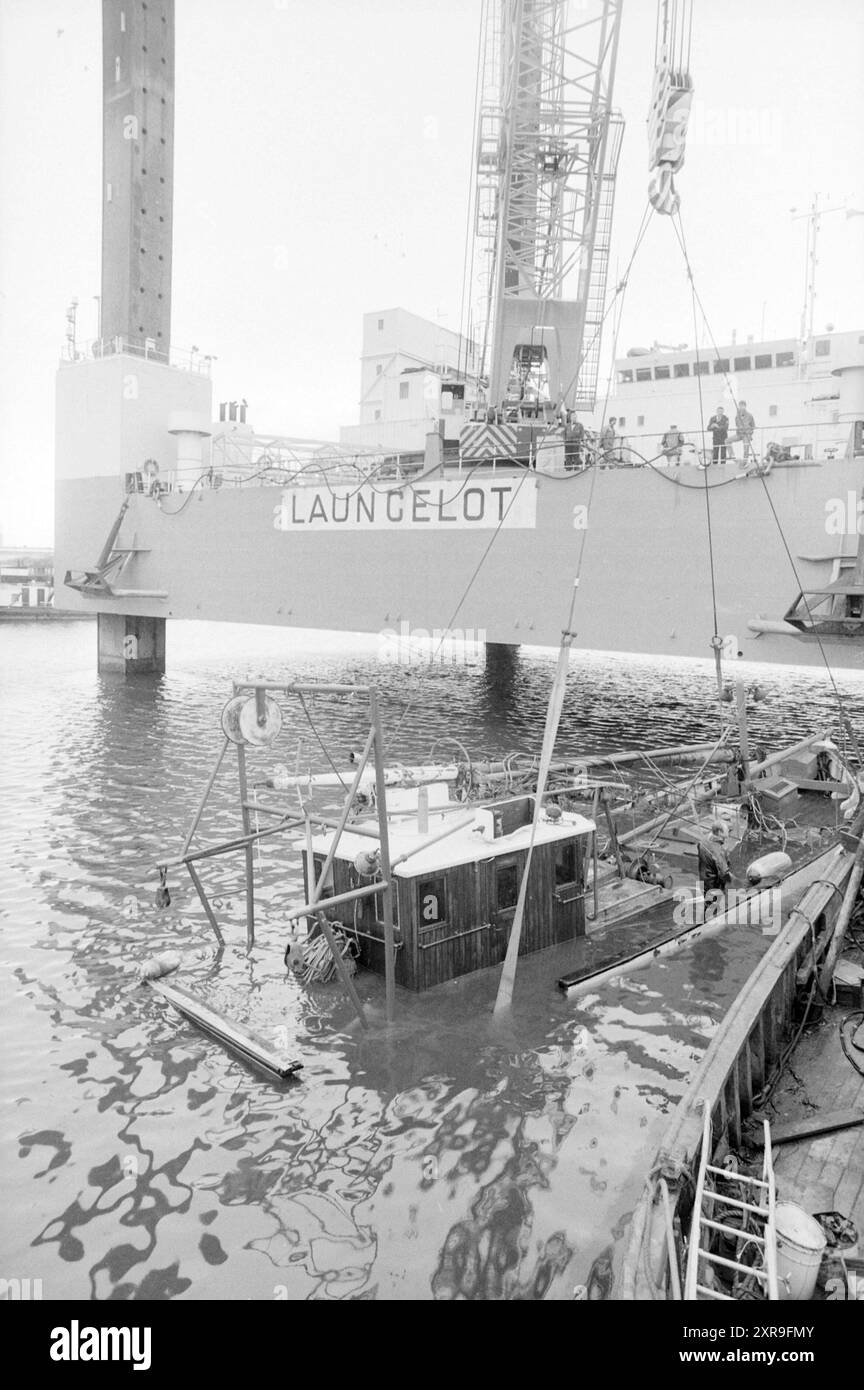 Imbarcazione sommersa rigalleggiata, porto di IJmuiden, barche, IJmuiden, Paesi Bassi, 10-09-1987, Whizgle Dutch News: immagini storiche su misura per il futuro. Esplora il passato dei Paesi Bassi con prospettive moderne attraverso le immagini delle agenzie olandesi. Colmare gli eventi di ieri con gli approfondimenti di domani. Intraprendi un viaggio senza tempo con storie che plasmano il nostro futuro. Foto Stock