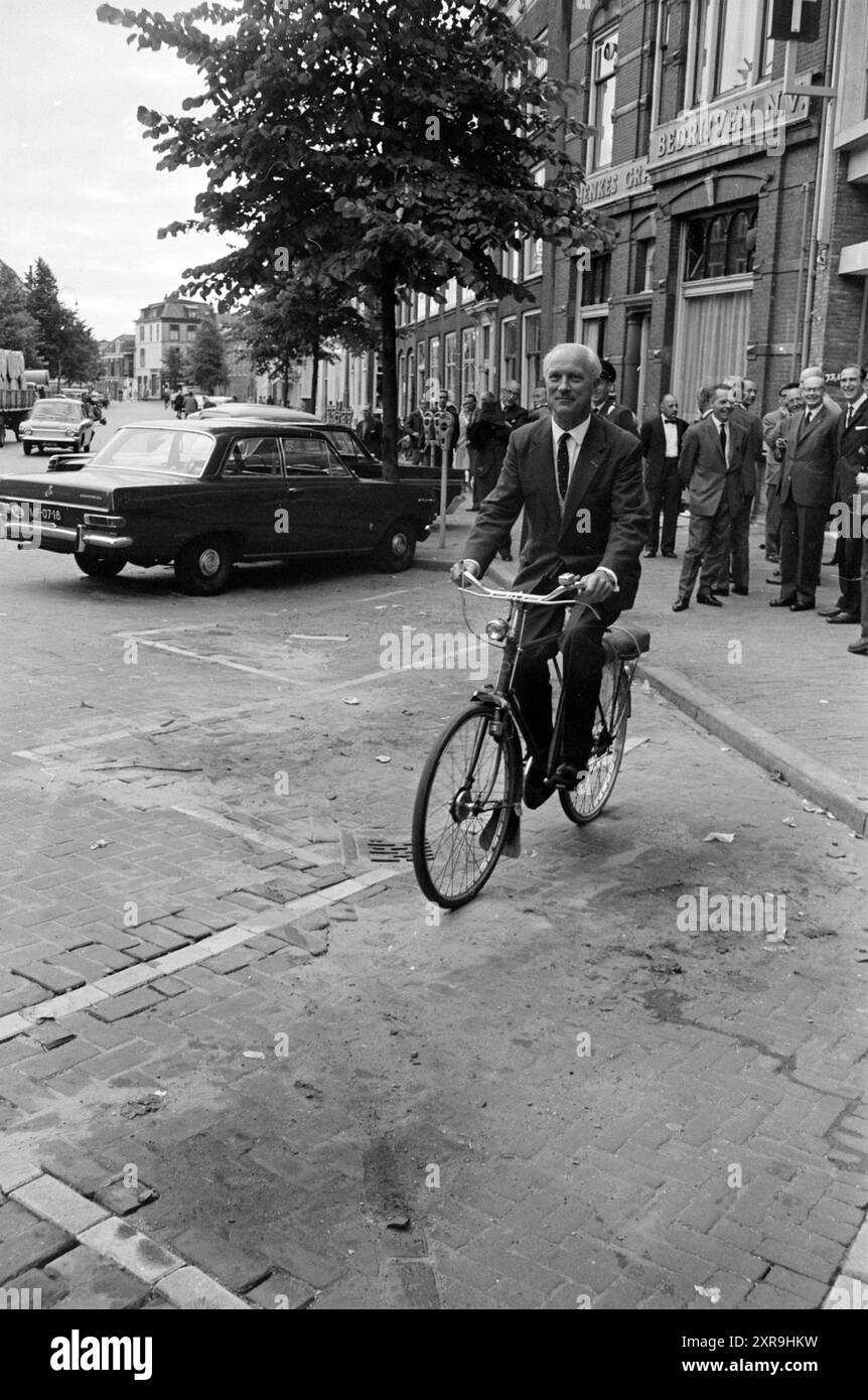 Parchimetri + sindaco in bicicletta, apertura, apertura, messa in funzione, 01-09-1964, Whizgle Dutch News: immagini storiche su misura per il futuro. Esplora il passato dei Paesi Bassi con prospettive moderne attraverso le immagini delle agenzie olandesi. Colmare gli eventi di ieri con gli approfondimenti di domani. Intraprendi un viaggio senza tempo con storie che plasmano il nostro futuro. Foto Stock