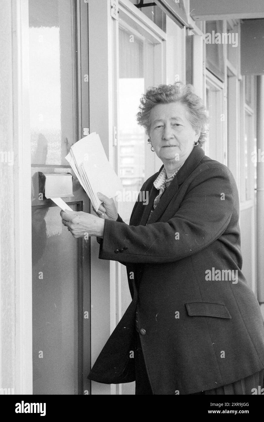 Signora A. Dekker che consegna volantini, persone, 02-04-1990, Whizgle Dutch News: Immagini storiche su misura per il futuro. Esplora il passato dei Paesi Bassi con prospettive moderne attraverso le immagini delle agenzie olandesi. Colmare gli eventi di ieri con gli approfondimenti di domani. Intraprendi un viaggio senza tempo con storie che plasmano il nostro futuro. Foto Stock Signora A. Dekker che consegna volantini, persone, 02-04-1990, Whizgle Dutch News: Immagini storiche su misura per il futuro. Esplora il passato dei Paesi Bassi con prospettive moderne attraverso le immagini delle agenzie olandesi. Colmare gli eventi di ieri con gli approfondimenti di domani. Intraprendi un viaggio senza tempo con storie che plasmano il nostro futuro. Foto Stock