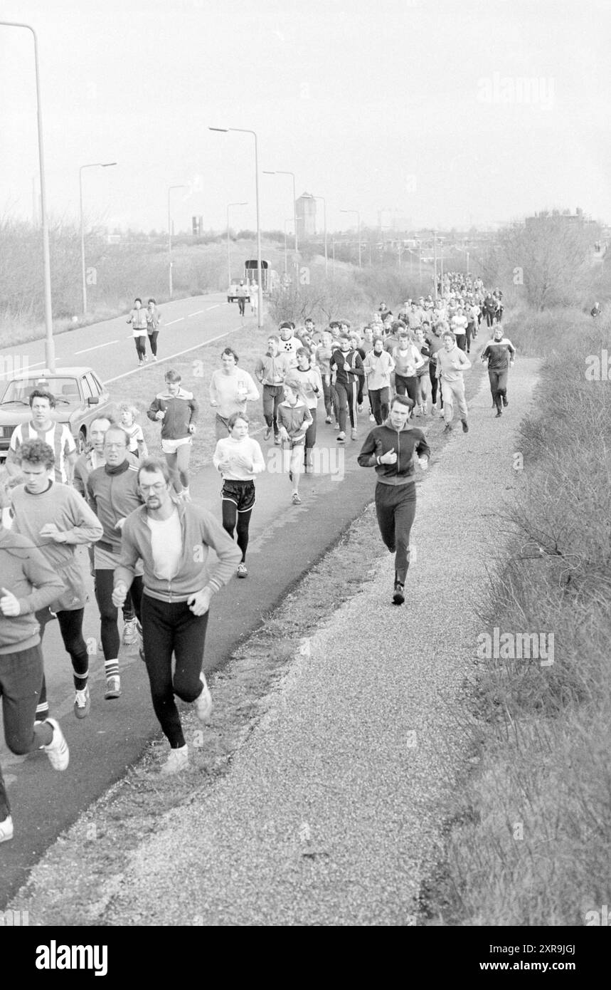 Corsa in spiaggia IJmond Hikers, running, 15-01-1983, Whizgle Dutch News: Immagini storiche su misura per il futuro. Esplora il passato dei Paesi Bassi con prospettive moderne attraverso le immagini delle agenzie olandesi. Colmare gli eventi di ieri con gli approfondimenti di domani. Intraprendi un viaggio senza tempo con storie che plasmano il nostro futuro. Foto Stock
