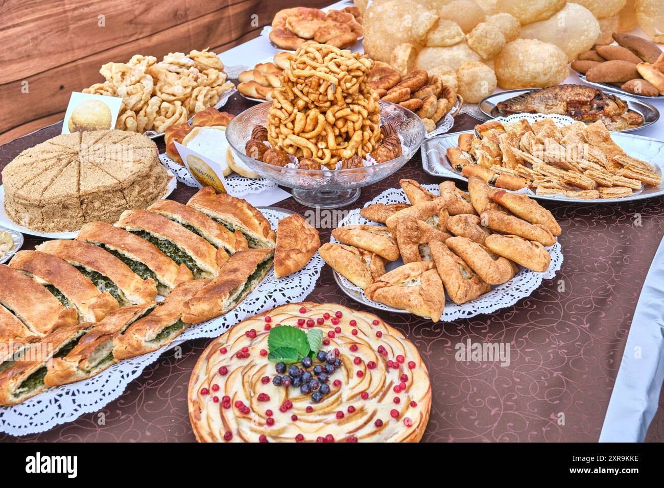 Tradizionali pasticcini tatari siberiani sul tavolo. Tatar Gastronomic Festival, Tobolsk, Russia Foto Stock