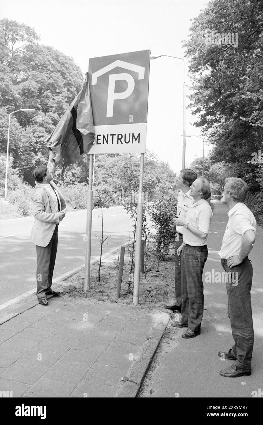 Presentazione del segnale di parcheggio di Fonteinlaan, rivelazioni, Haarlem, Fonteinlaan, Paesi Bassi, 04-07-1985, Whizgle Dutch News: immagini storiche su misura per il futuro. Esplora il passato dei Paesi Bassi con prospettive moderne attraverso le immagini delle agenzie olandesi. Colmare gli eventi di ieri con gli approfondimenti di domani. Intraprendi un viaggio senza tempo con storie che plasmano il nostro futuro. Foto Stock