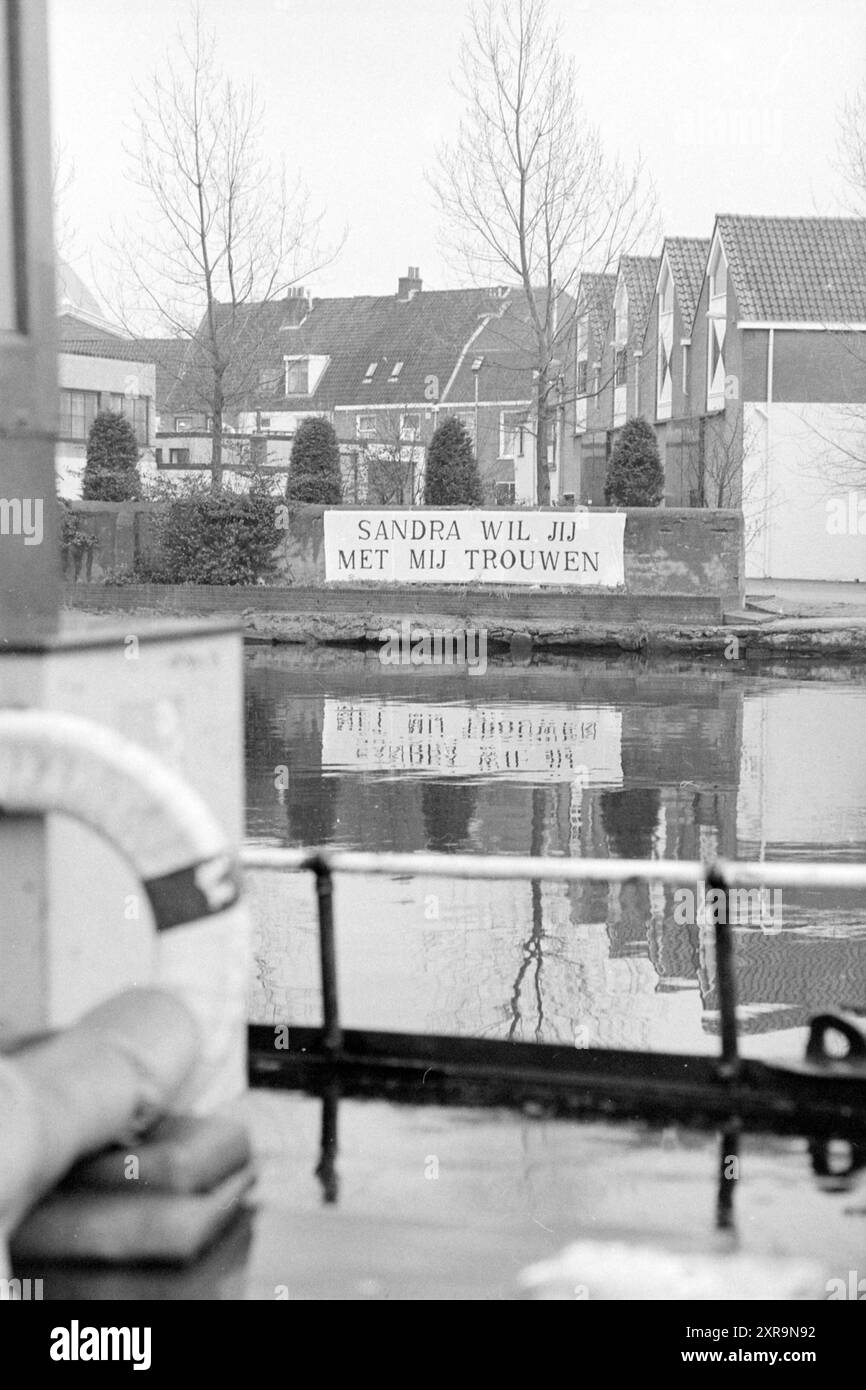 Banner: 'Sandra, Will You Marry me?', 30-11-1990, Whizgle Dutch News: Immagini storiche su misura per il futuro. Esplora il passato dei Paesi Bassi con prospettive moderne attraverso le immagini delle agenzie olandesi. Colmare gli eventi di ieri con gli approfondimenti di domani. Intraprendi un viaggio senza tempo con storie che plasmano il nostro futuro. Foto Stock