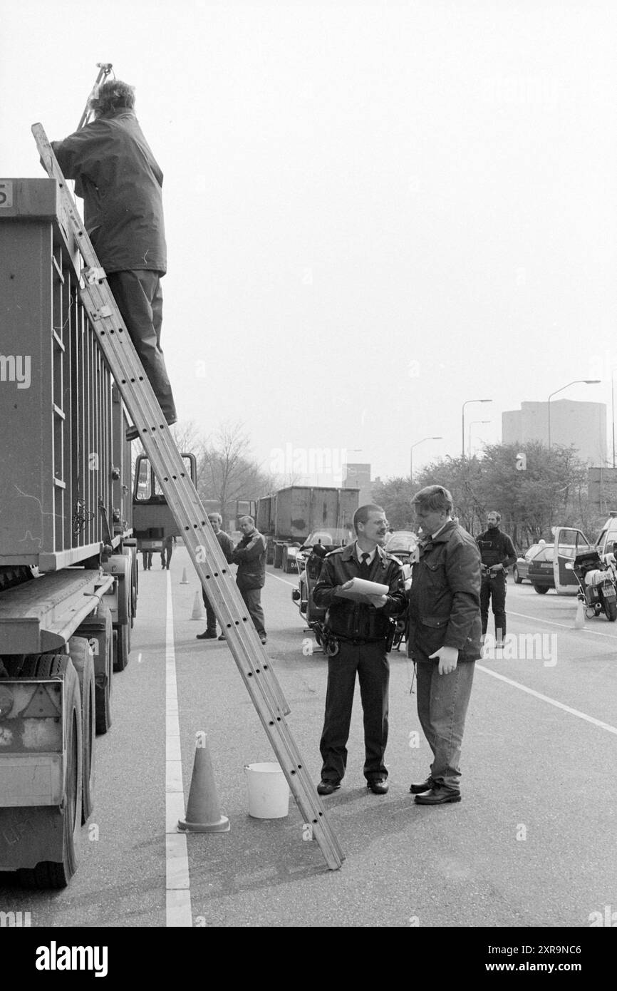 Camion di controllo della polizia, 19-04-1994, Whizgle Dutch News: Immagini storiche su misura per il futuro. Esplora il passato dei Paesi Bassi con prospettive moderne attraverso le immagini delle agenzie olandesi. Colmare gli eventi di ieri con gli approfondimenti di domani. Intraprendi un viaggio senza tempo con storie che plasmano il nostro futuro. Foto Stock