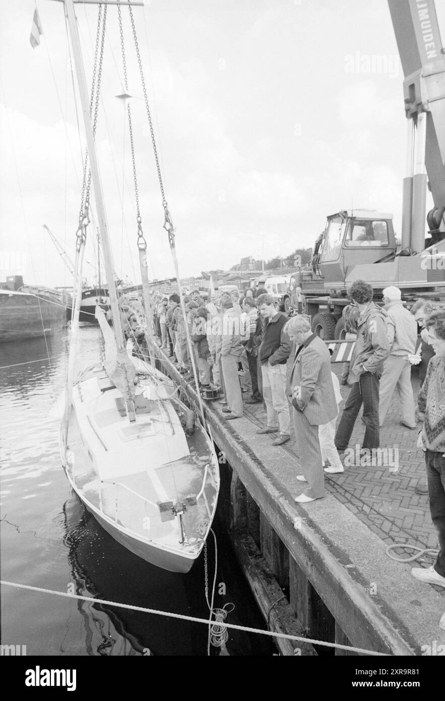 Solleva la barca a vela in acqua, 00-10-1987, Whizgle Dutch News: Immagini storiche su misura per il futuro. Esplora il passato dei Paesi Bassi con prospettive moderne attraverso le immagini delle agenzie olandesi. Colmare gli eventi di ieri con gli approfondimenti di domani. Intraprendi un viaggio senza tempo con storie che plasmano il nostro futuro. Foto Stock