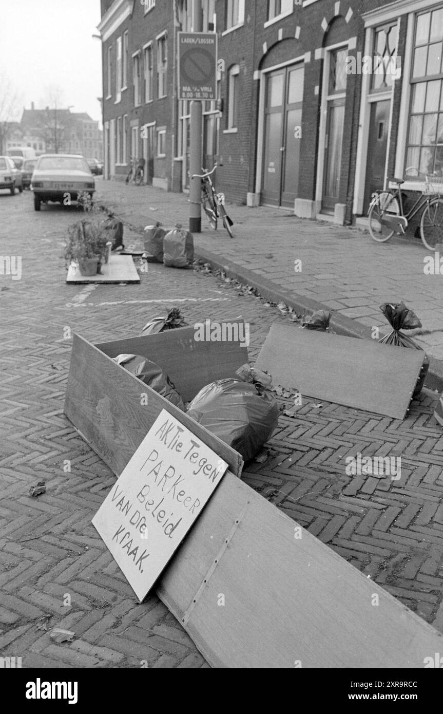 Protesta contro la politica di parcheggio allo Spaarne, parcheggio, parcheggi, parcheggi, Haarlem, Spaarne, Paesi Bassi, 16-11-1983, Whizgle Dutch News: immagini storiche su misura per il futuro. Esplora il passato dei Paesi Bassi con prospettive moderne attraverso le immagini delle agenzie olandesi. Colmare gli eventi di ieri con gli approfondimenti di domani. Intraprendi un viaggio senza tempo con storie che plasmano il nostro futuro. Foto Stock