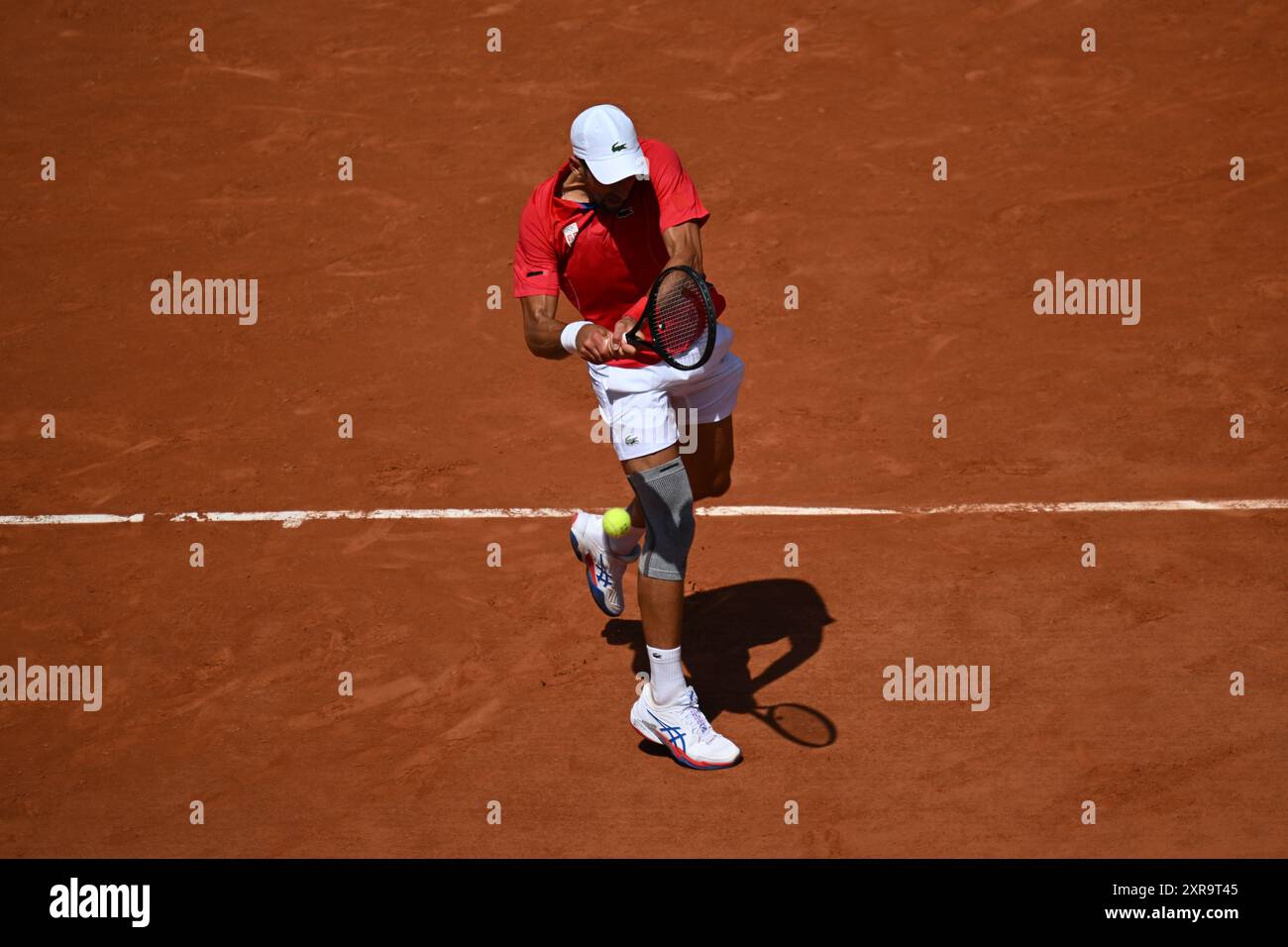 PARIGI, FRANCIA-29 luglio 2024: Novak Djokovic di Serbia gareggia con Rafael Nadal durante la seconda partita di tennis maschile dei Giochi Olimpici Foto Stock