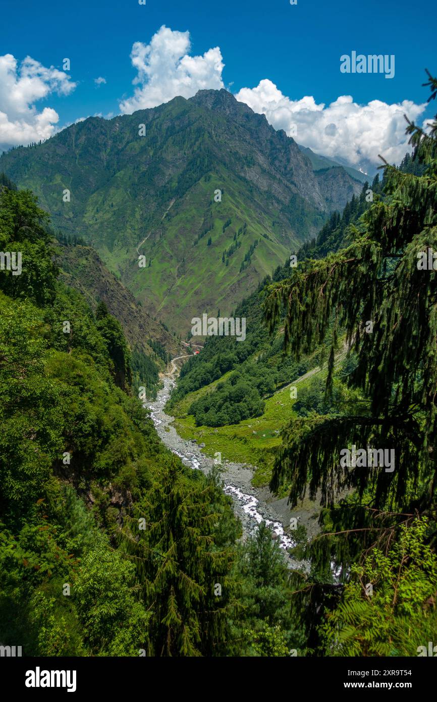 Esplora gli splendidi fiumi glaciali della valle di Chamba e le imponenti vette dell'Himalaya, tra cui il sacro pellegrinaggio mani Mahesh Kailash di Lord Shiva. Himac Foto Stock