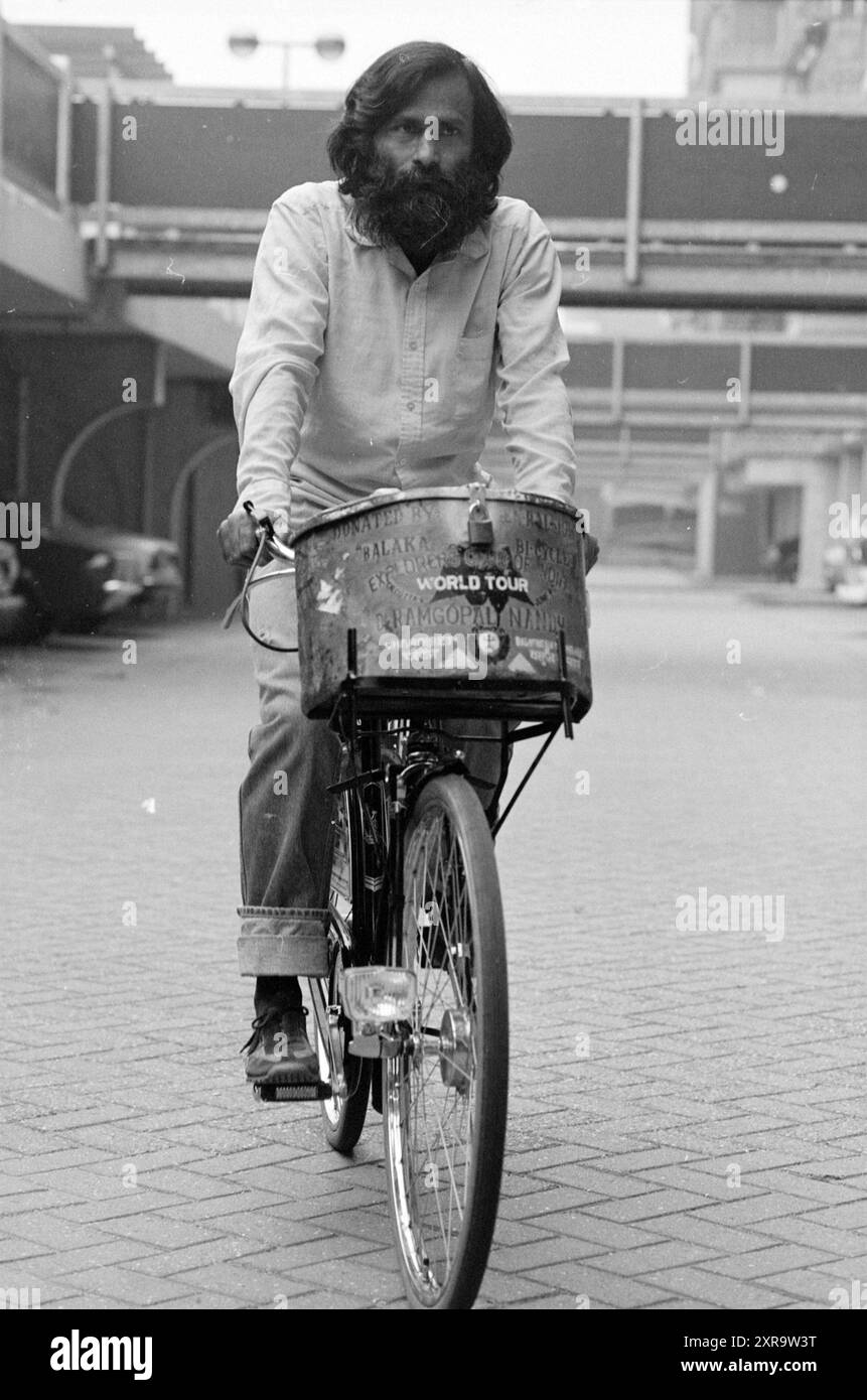 Gli indiani viaggiano per il mondo in bicicletta, in bicicletta, piste ciclabili, ciclisti, 15-11-1984, Whizgle Dutch News: immagini storiche su misura per il futuro. Esplora il passato dei Paesi Bassi con prospettive moderne attraverso le immagini delle agenzie olandesi. Colmare gli eventi di ieri con gli approfondimenti di domani. Intraprendi un viaggio senza tempo con storie che plasmano il nostro futuro. Foto Stock