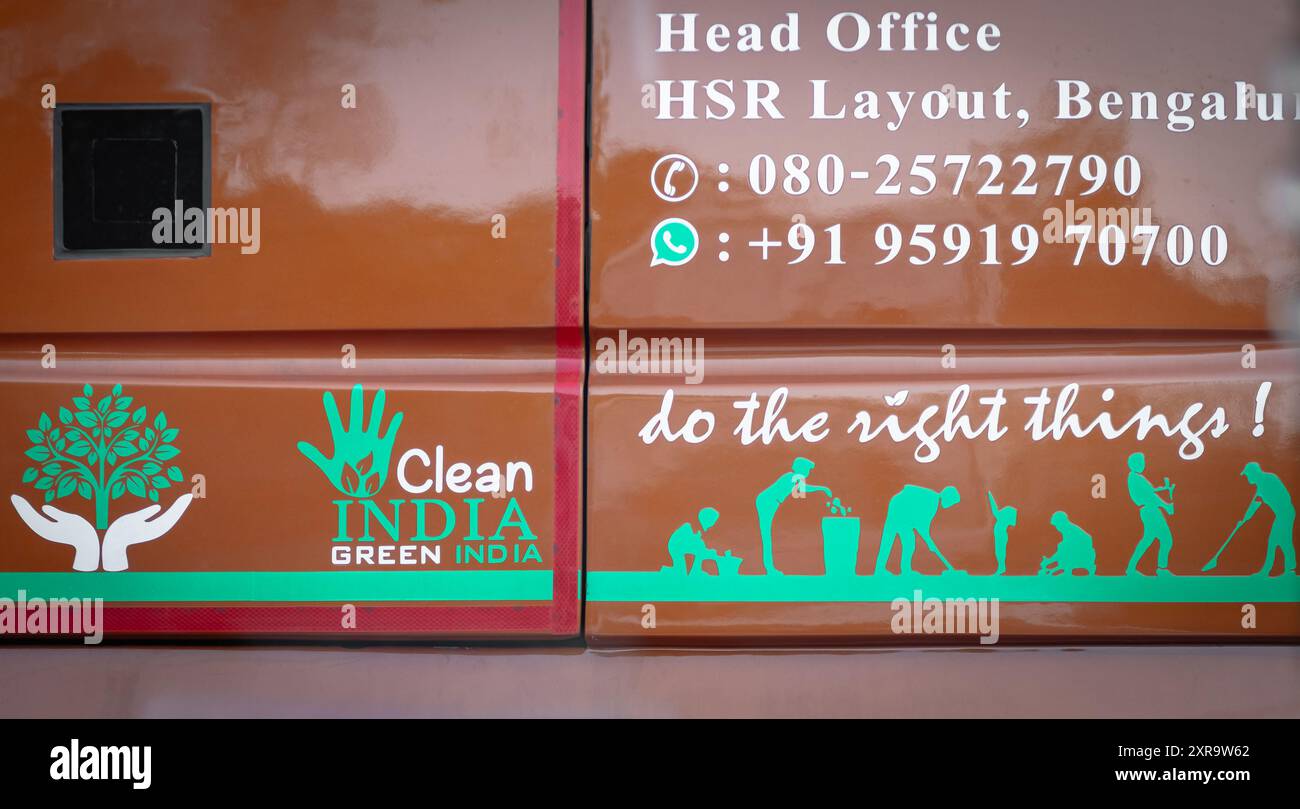 Cartello con il messaggio Clean India Green India. Concetto di consapevolezza ambientale e prevenzione dei rifiuti. Segnali informativi. Editoriale, foto di strada- Foto Stock