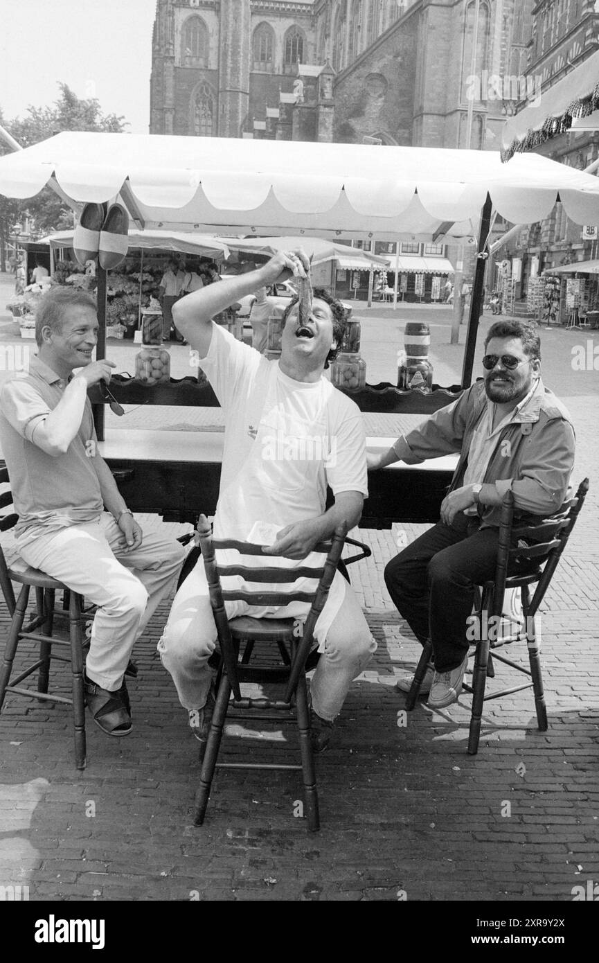 Jos Lijnzaat with herring, Herring catch, aringhe, 26-05-1988, Whizgle Dutch News: Immagini storiche su misura per il futuro. Esplora il passato dei Paesi Bassi con prospettive moderne attraverso le immagini delle agenzie olandesi. Colmare gli eventi di ieri con gli approfondimenti di domani. Intraprendi un viaggio senza tempo con storie che plasmano il nostro futuro. Foto Stock