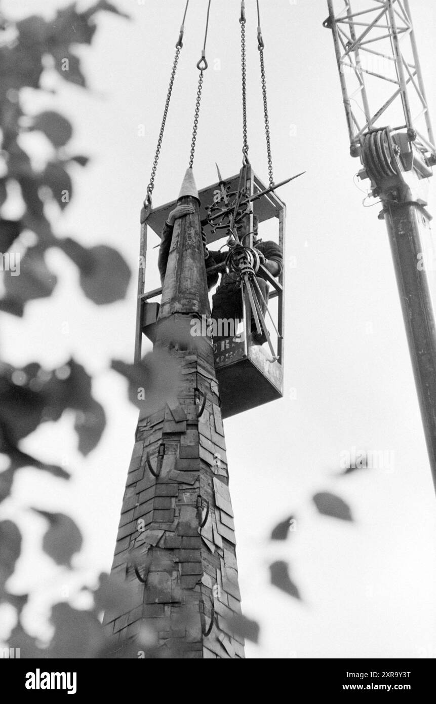 Gallo di ferro battuto sull'ex torre della chiesa di San Giovanni, Torre, 10-09-1985, Whizgle Dutch News: Immagini storiche su misura per il futuro. Esplora il passato dei Paesi Bassi con prospettive moderne attraverso le immagini delle agenzie olandesi. Colmare gli eventi di ieri con gli approfondimenti di domani. Intraprendi un viaggio senza tempo con storie che plasmano il nostro futuro. Foto Stock