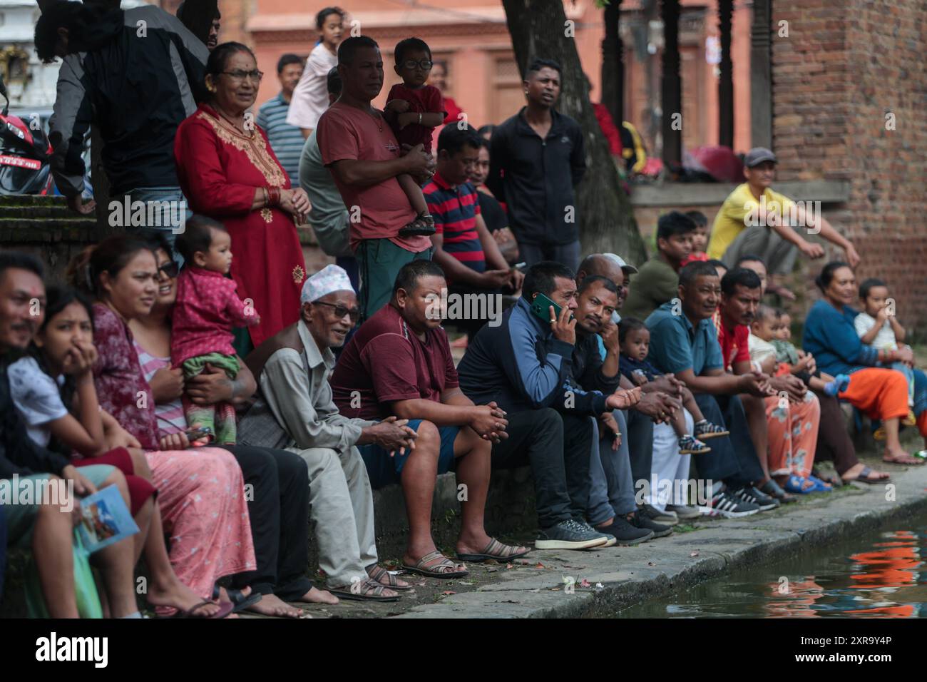 Bhaktapur, Nepal. 9 agosto 2024. Le persone si riuniscono durante Naga Panchami a Bhaktapur, Nepal, 9 agosto 2024. Naga Panchami è una festa di serpenti e i nepalesi adorano la divinità serpente con grande riverenza. Crediti: Sulav Shrestha/Xinhua/Alamy Live News Foto Stock