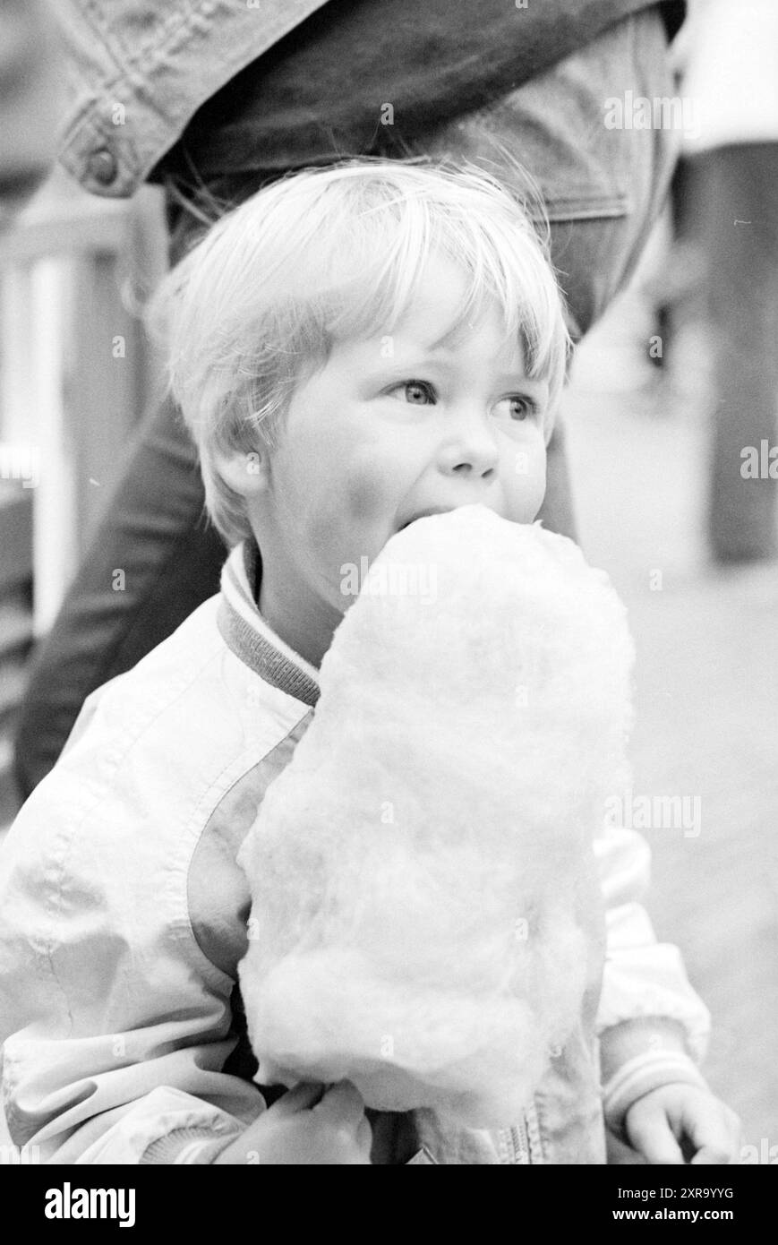 Bambino con zucchero di cotone, 21-08-1980, Whizgle Dutch News: Immagini storiche su misura per il futuro. Esplora il passato dei Paesi Bassi con prospettive moderne attraverso le immagini delle agenzie olandesi. Colmare gli eventi di ieri con gli approfondimenti di domani. Intraprendi un viaggio senza tempo con storie che plasmano il nostro futuro. Foto Stock