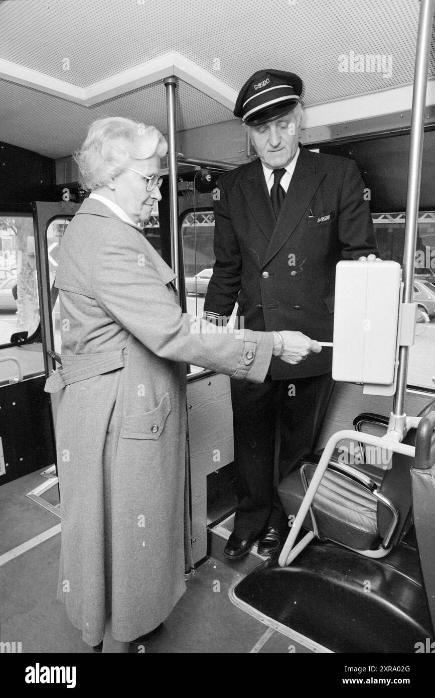 Macchina francobollo in autobus NZH, Noord Zuid Hollandse Vervoersmaatschappij N.V., NZ, 30-09-1981, Whizgle Dutch News: Immagini storiche su misura per il futuro. Esplora il passato dei Paesi Bassi con prospettive moderne attraverso le immagini delle agenzie olandesi. Colmare gli eventi di ieri con gli approfondimenti di domani. Intraprendi un viaggio senza tempo con storie che plasmano il nostro futuro. Foto Stock