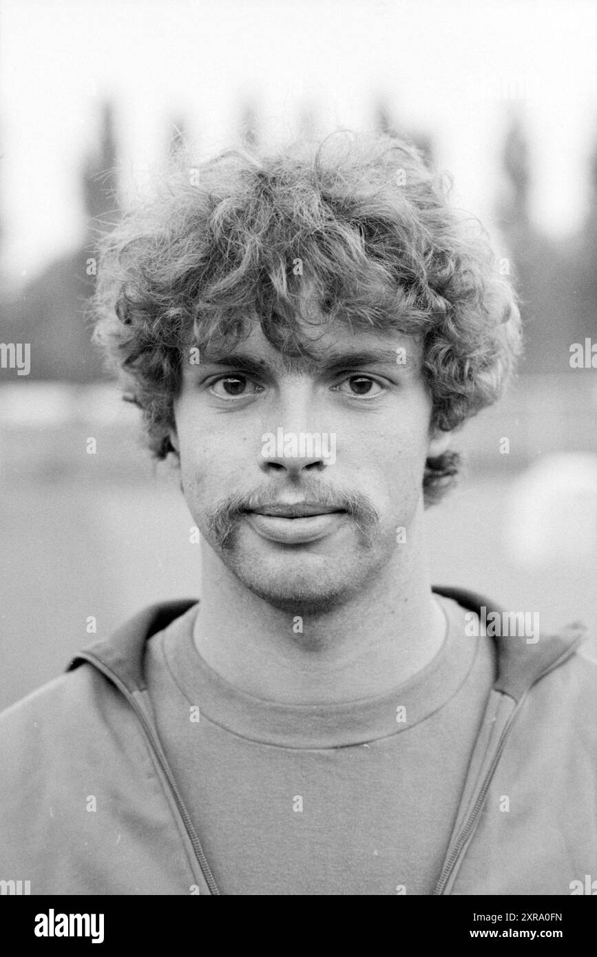 Ritratto di uno sportivo con capelli ricci e baffi forti, di circa 30 anni, 00-00-1980, Whizgle Dutch News: Immagini storiche su misura per il futuro. Esplora il passato dei Paesi Bassi con prospettive moderne attraverso le immagini delle agenzie olandesi. Colmare gli eventi di ieri con gli approfondimenti di domani. Intraprendi un viaggio senza tempo con storie che plasmano il nostro futuro. Foto Stock