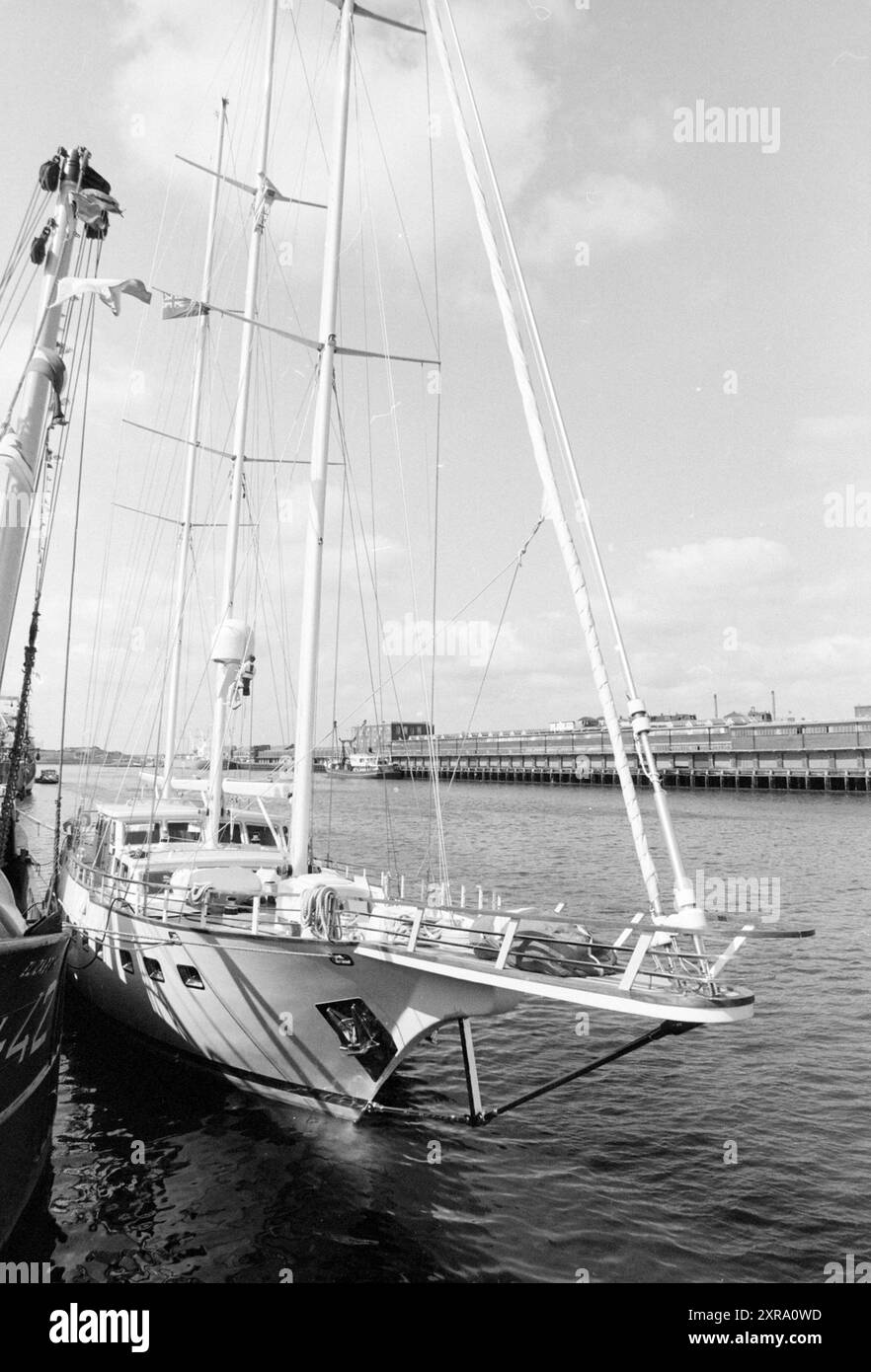 Yacht a vela a tre alberi e taglierini a Vissershaven, IJmuiden, Nederland, 22-08-1989, Whizgle Dutch News: Immagini storiche su misura per il futuro. Esplora il passato dei Paesi Bassi con prospettive moderne attraverso le immagini delle agenzie olandesi. Colmare gli eventi di ieri con gli approfondimenti di domani. Intraprendi un viaggio senza tempo con storie che plasmano il nostro futuro. Foto Stock