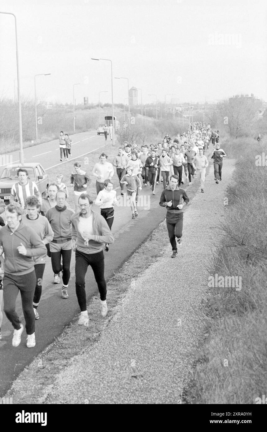 Corsa in spiaggia IJmond Hikers, running, 15-01-1983, Whizgle Dutch News: Immagini storiche su misura per il futuro. Esplora il passato dei Paesi Bassi con prospettive moderne attraverso le immagini delle agenzie olandesi. Colmare gli eventi di ieri con gli approfondimenti di domani. Intraprendi un viaggio senza tempo con storie che plasmano il nostro futuro. Foto Stock