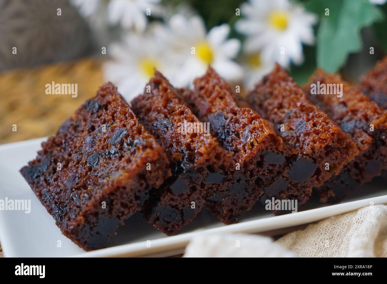 Kek Buah Kukus, una tradizionale torta malese alla frutta al vapore ripiena di frutta secca, noci e spezie Foto Stock