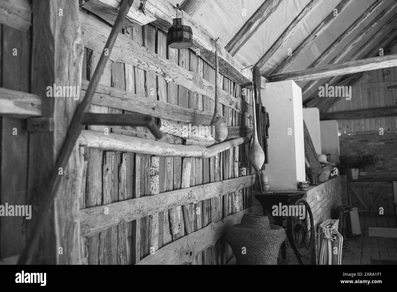 Antica falce appesa al muro nel fienile. Vecchi attrezzi agricoli. Foto di alta qualità Foto Stock