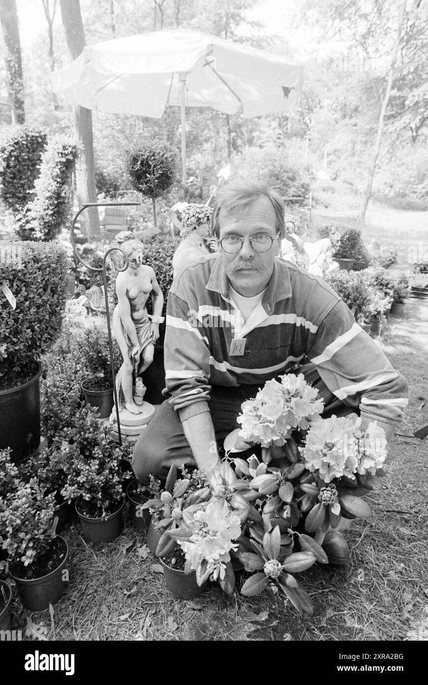 Mr. De Groot, Bakker Garden Center, 23-05-1995, Whizgle Dutch News: Immagini storiche su misura per il futuro. Esplora il passato dei Paesi Bassi con prospettive moderne attraverso le immagini delle agenzie olandesi. Colmare gli eventi di ieri con gli approfondimenti di domani. Intraprendi un viaggio senza tempo con storie che plasmano il nostro futuro. Foto Stock