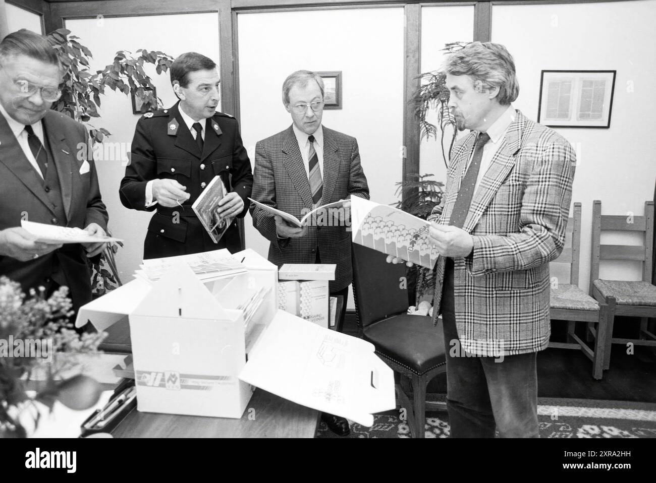 Consegna del riquadro informativo sul traffico al Noordwijkerhout College, consegna e trasferimenti, traffico, traffico sicuro, Noordwijkerhout, 11-01-1990, Whizgle Dutch News: immagini storiche su misura per il futuro. Esplora il passato dei Paesi Bassi con prospettive moderne attraverso le immagini delle agenzie olandesi. Colmare gli eventi di ieri con gli approfondimenti di domani. Intraprendi un viaggio senza tempo con storie che plasmano il nostro futuro. Foto Stock