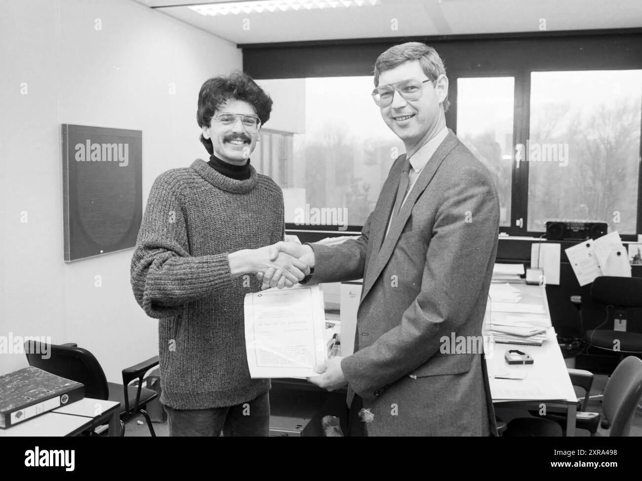 Presentazione del direttore dell'Agenzia per gli edifici governativi, presentazione, 04-12-1987, Whizgle Dutch News: Immagini storiche su misura per il futuro. Esplora il passato dei Paesi Bassi con prospettive moderne attraverso le immagini delle agenzie olandesi. Colmare gli eventi di ieri con gli approfondimenti di domani. Intraprendi un viaggio senza tempo con storie che plasmano il nostro futuro. Foto Stock