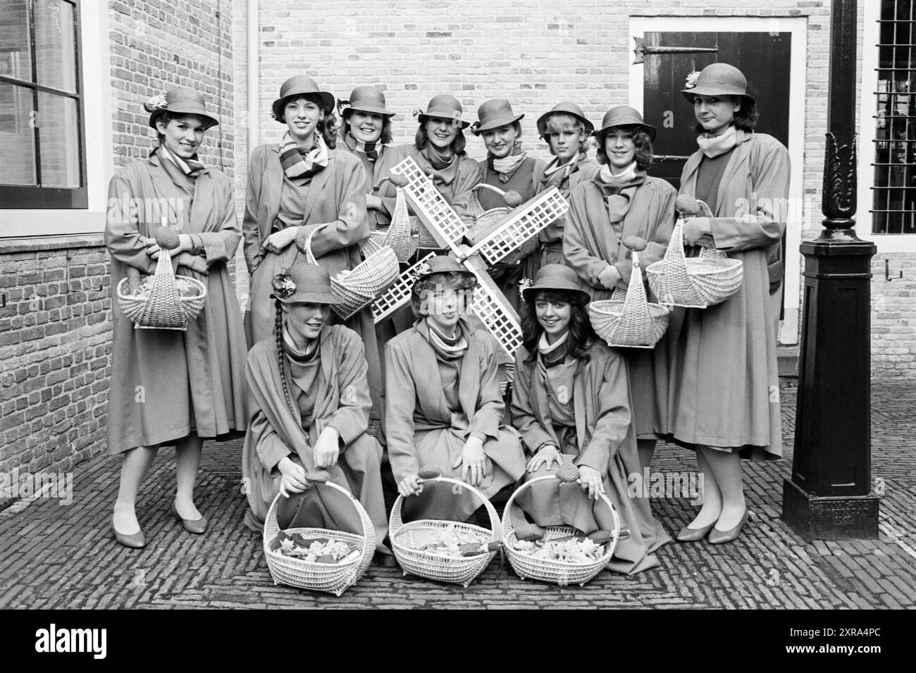 Presentazione di ragazze di fiori indirizzata dal signor van Sambeek, negoziante all'Oude Groenmarkt., Fiori e ragazze di fiori, Haarlem, Paesi Bassi, 29-03-1984, Whizgle Dutch News: Immagini storiche su misura per il futuro. Esplora il passato dei Paesi Bassi con prospettive moderne attraverso le immagini delle agenzie olandesi. Colmare gli eventi di ieri con gli approfondimenti di domani. Intraprendi un viaggio senza tempo con storie che plasmano il nostro futuro. Foto Stock