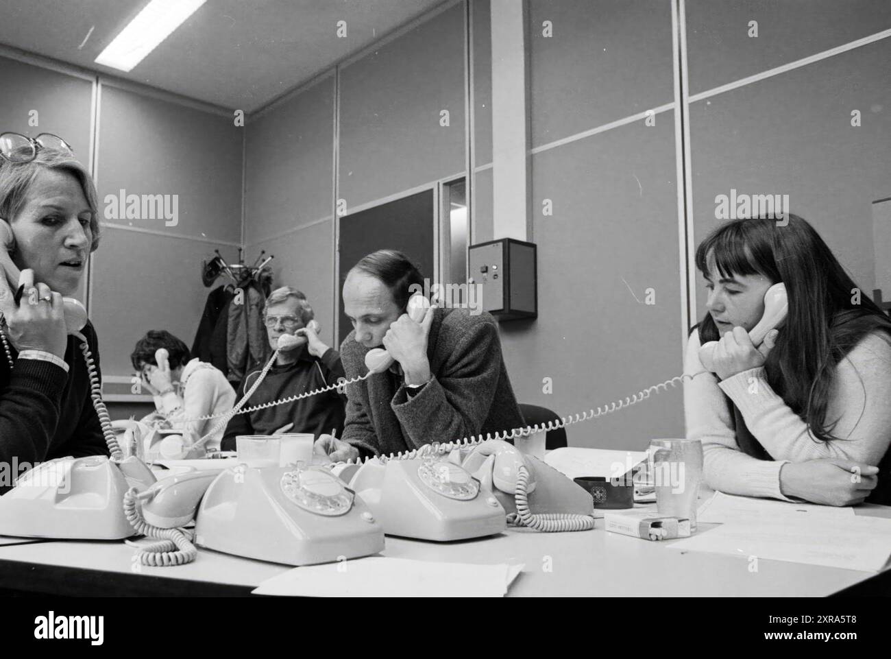 Programma indirizzo sconosciuto KRO, radio, 19-12-1981, Whizgle Dutch News: Immagini storiche su misura per il futuro. Esplora il passato dei Paesi Bassi con prospettive moderne attraverso le immagini delle agenzie olandesi. Colmare gli eventi di ieri con gli approfondimenti di domani. Intraprendi un viaggio senza tempo con storie che plasmano il nostro futuro. Foto Stock