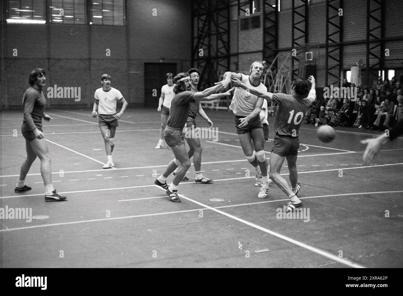 Blinkert - R.H.C., Handball, 02-12-1973, Whizgle Dutch News: Immagini storiche su misura per il futuro. Esplora il passato dei Paesi Bassi con prospettive moderne attraverso le immagini delle agenzie olandesi. Colmare gli eventi di ieri con gli approfondimenti di domani. Intraprendi un viaggio senza tempo con storie che plasmano il nostro futuro. Foto Stock