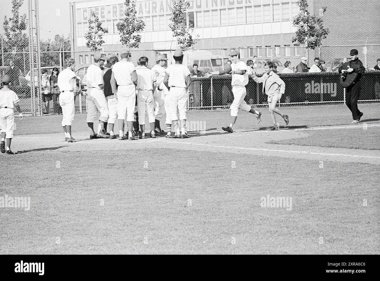 H.C.K.- H.C.T.I.V., Baseball, 12-08-1967, Whizgle Dutch News: Immagini storiche su misura per il futuro. Esplora il passato dei Paesi Bassi con prospettive moderne attraverso le immagini delle agenzie olandesi. Colmare gli eventi di ieri con gli approfondimenti di domani. Intraprendi un viaggio senza tempo con storie che plasmano il nostro futuro. Foto Stock