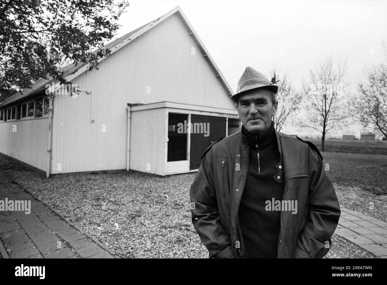 Van Andel di fronte alla chiesa di Rozenburg, Kerken, Rozenburg, 28-10-1987, Whizgle Dutch News: Immagini storiche su misura per il futuro. Esplora il passato dei Paesi Bassi con prospettive moderne attraverso le immagini delle agenzie olandesi. Colmare gli eventi di ieri con gli approfondimenti di domani. Intraprendi un viaggio senza tempo con storie che plasmano il nostro futuro. Foto Stock
