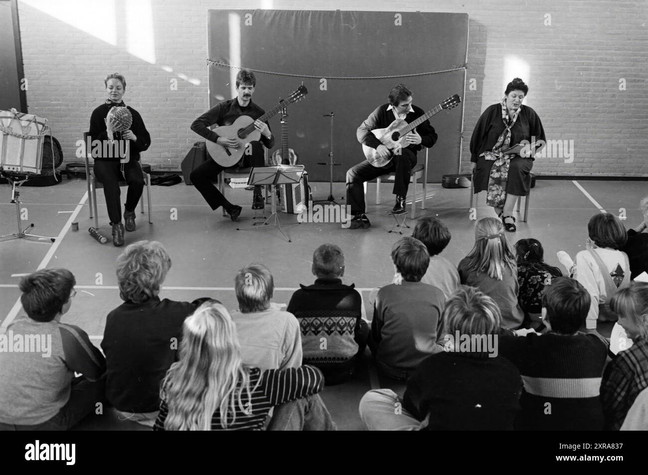 Rembrandtschool Hillegom South american ensemble, musica, scuole, Hillegom, 12-11-1985, Whizgle Dutch News: immagini storiche su misura per il futuro. Esplora il passato dei Paesi Bassi con prospettive moderne attraverso le immagini delle agenzie olandesi. Colmare gli eventi di ieri con gli approfondimenti di domani. Intraprendi un viaggio senza tempo con storie che plasmano il nostro futuro. Foto Stock