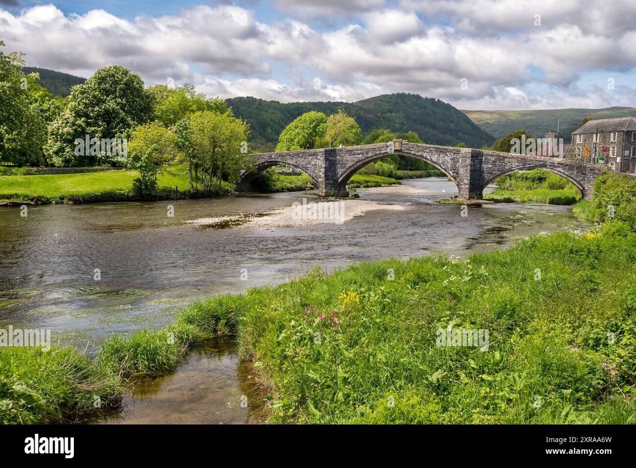 Un elegante in pietra del XVII secolo ponte sopra il fiume Conwy a Llanrwst. Galles del nord Foto Stock