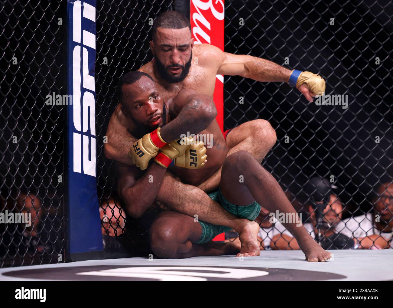 Leon Edwards e Belal Muhammad (Top) durante l'incontro per il titolo dei pesi welter alla Co-op Live Arena di Manchester. Data foto: Sabato 27 luglio 2024. Foto Stock