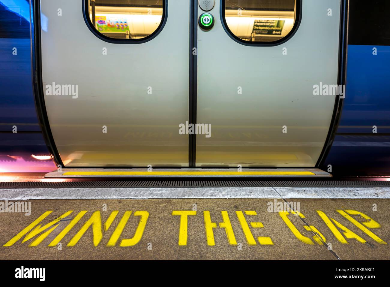 Stazione della metropolitana di Londra con il cartello Mind the Gap, motto sulla piattaforma della stazione ferroviaria. Un'iconica frase di Londra per la sicurezza. Niente persone. Foto Stock
