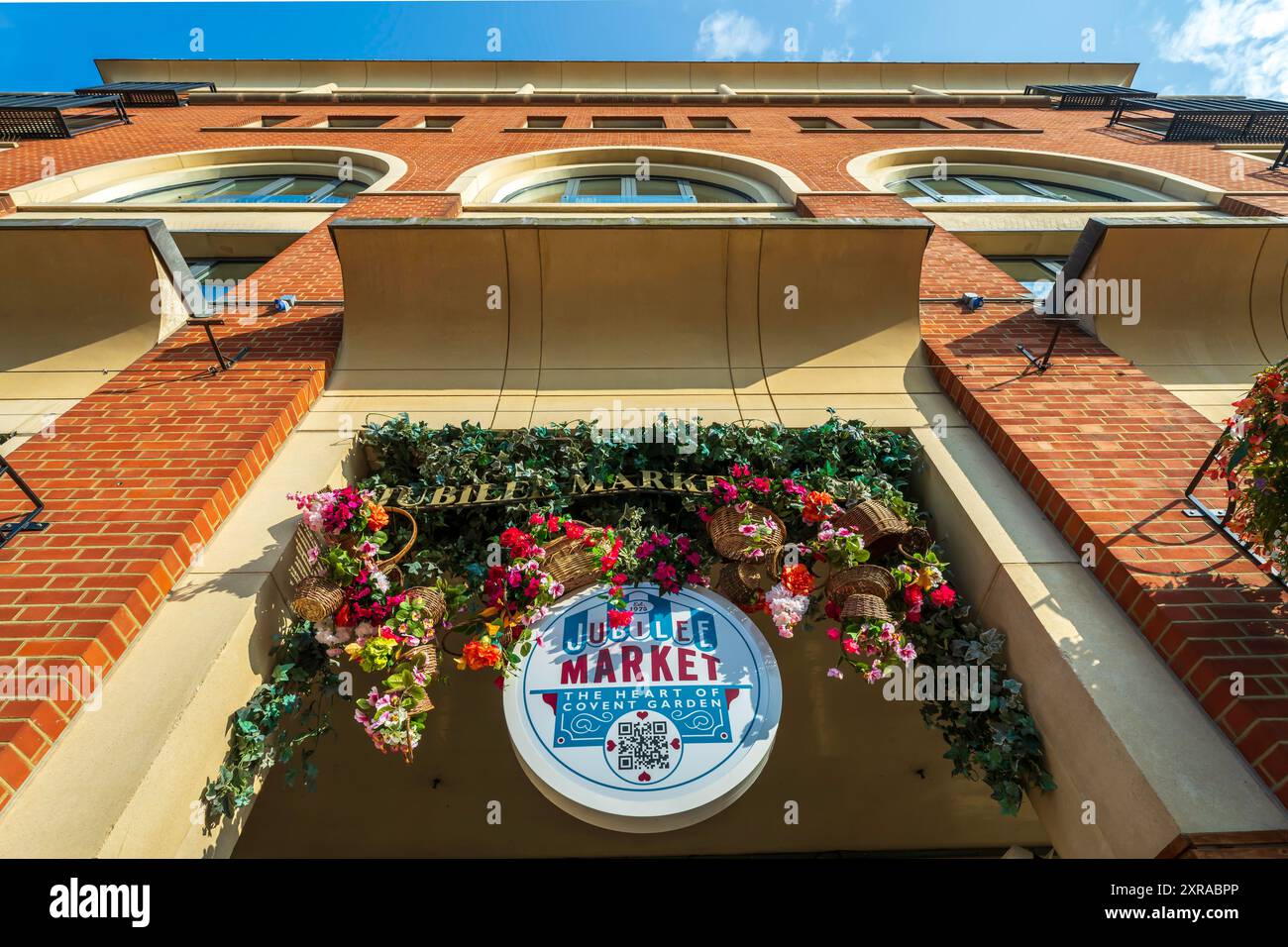 London Covent Garden, una piazza simbolo nel quartiere dei teatri di Londra. In una giornata di sole, segui le indicazioni per il mercato giubilare all'aperto di Covent Garden con fiori. Foto Stock