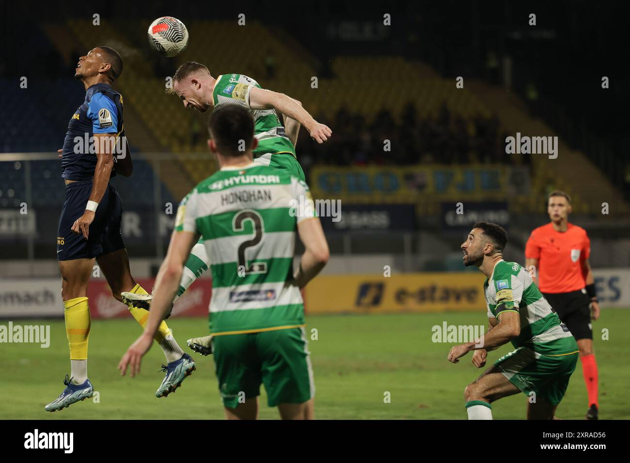 Celje, Slovenia. 8 agosto 2024. Edmilson de Paula Santos Filho (L) del Celje FC visse con Sean Hoare (R) degli Shamrock Rovers durante la prima partita del terzo turno di qualificazione per l'Europa League tra Celje FC e Shamrock Rovers a Celje, Slovenia, l'8 agosto 2024. Crediti: Zeljko Stevanic/Xinhua/Alamy Live News Foto Stock