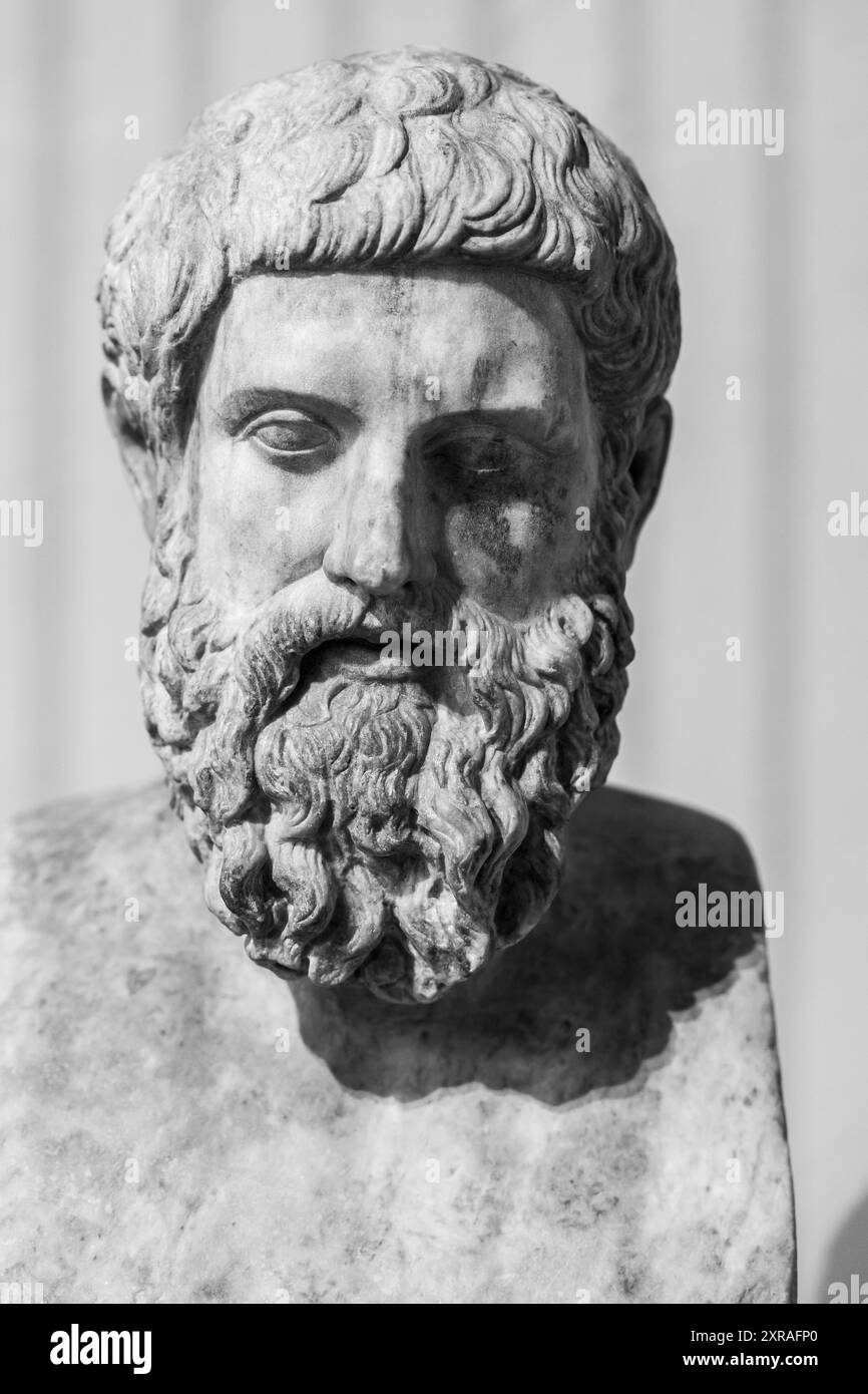 Foto in bianco e nero del classico busto in marmo di un uomo maturo barbato Foto Stock