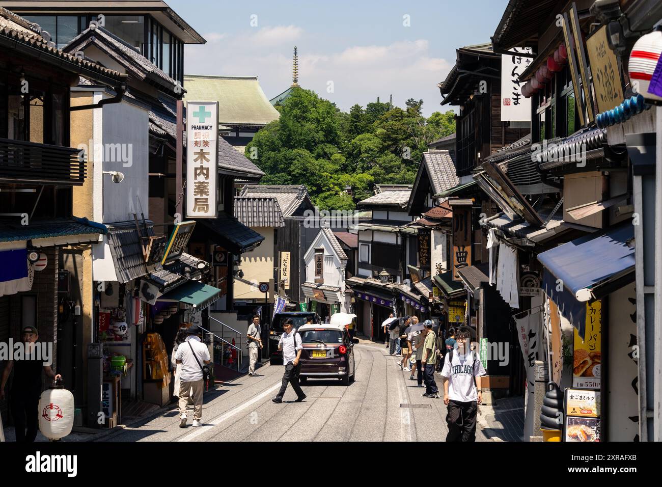 Narita, Giappone - 23 luglio 2024: Via Omotesando fiancheggiata da tradizionali negozi giapponesi che conduce al famoso tempio Naritasan Shinsho-ji vicino a Tokyo Foto Stock
