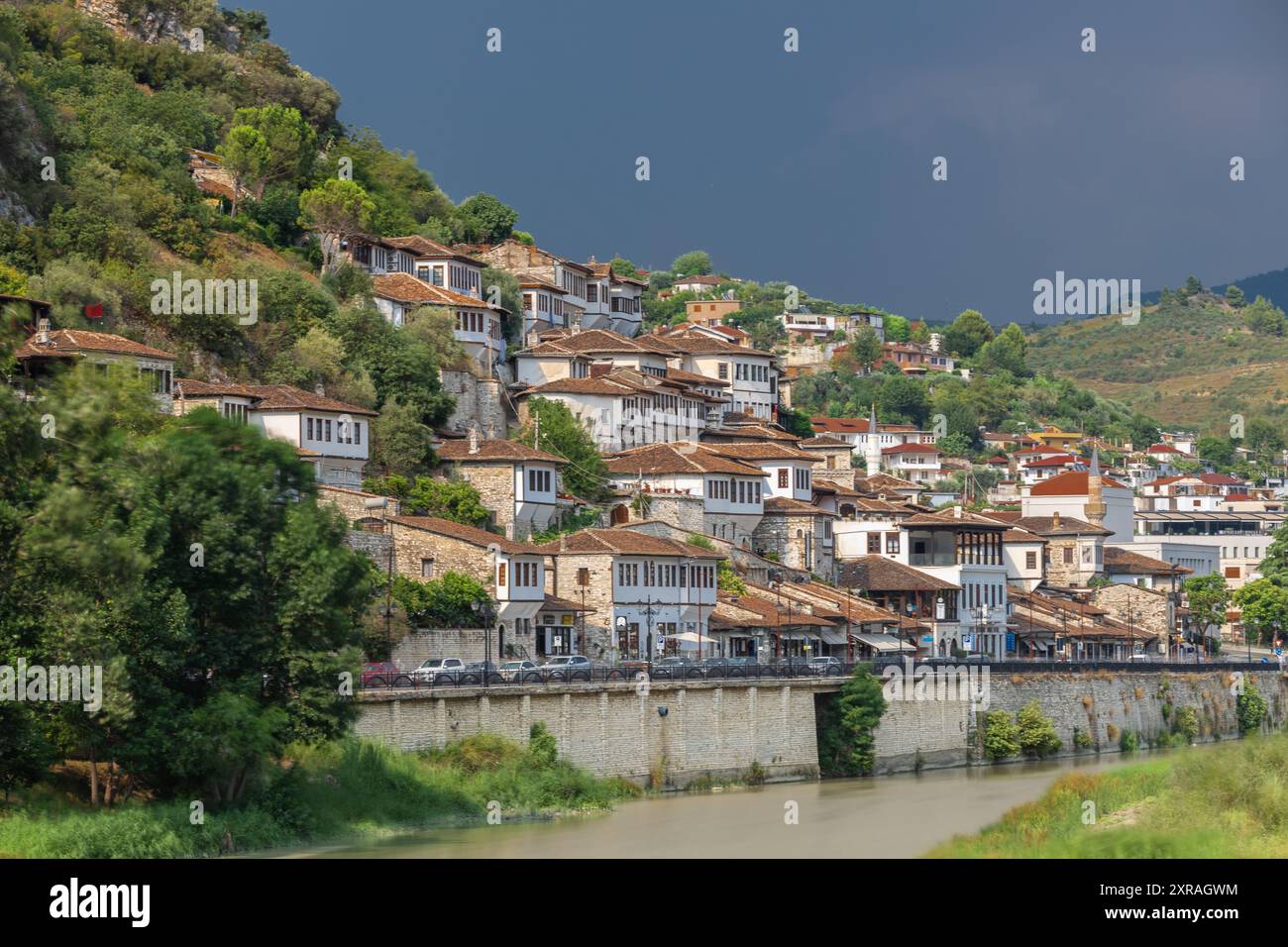 Tramonto sulla città di Berat, patrimonio dell'umanità dell'UNESCO, sul fiume Osum in Albania e conosciuta per le sue case bianche ottomane, chiamata anche la città di One Over One Windows Foto Stock