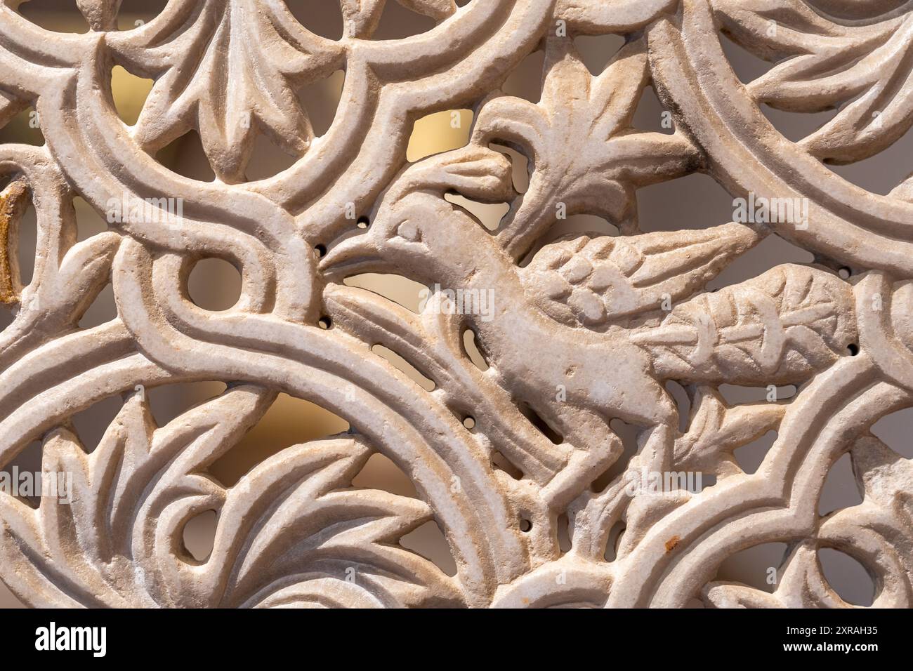 Dettaglio dell'uccello scolpito in un muro decorativo in marmo Foto Stock