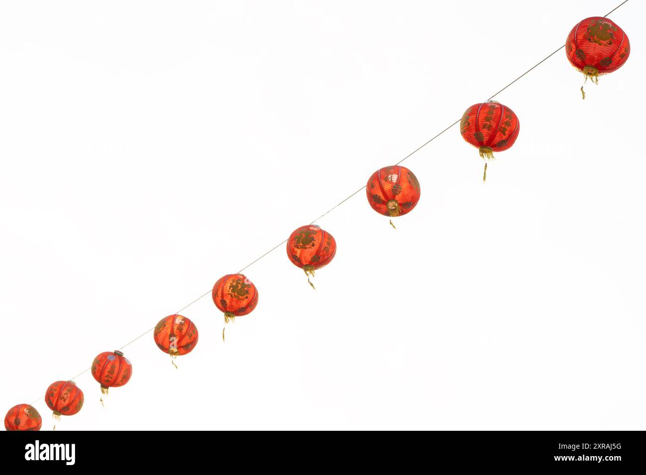 Lanterne cinesi sul capodanno cinese, sfondo bianco. Lanterne rosse cinesi isolate su sfondo bianco. Foto Stock