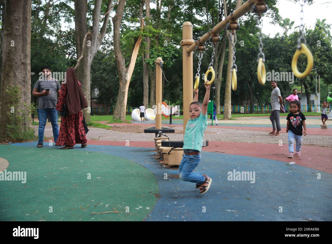 I bambini che giocano nel Ramna Park della capitale durante la pausa del coprifuoco, con la scuola vestita e la connessione Internet lenta in mezzo al coprifuoco, i bambini vengono lasciati Foto Stock