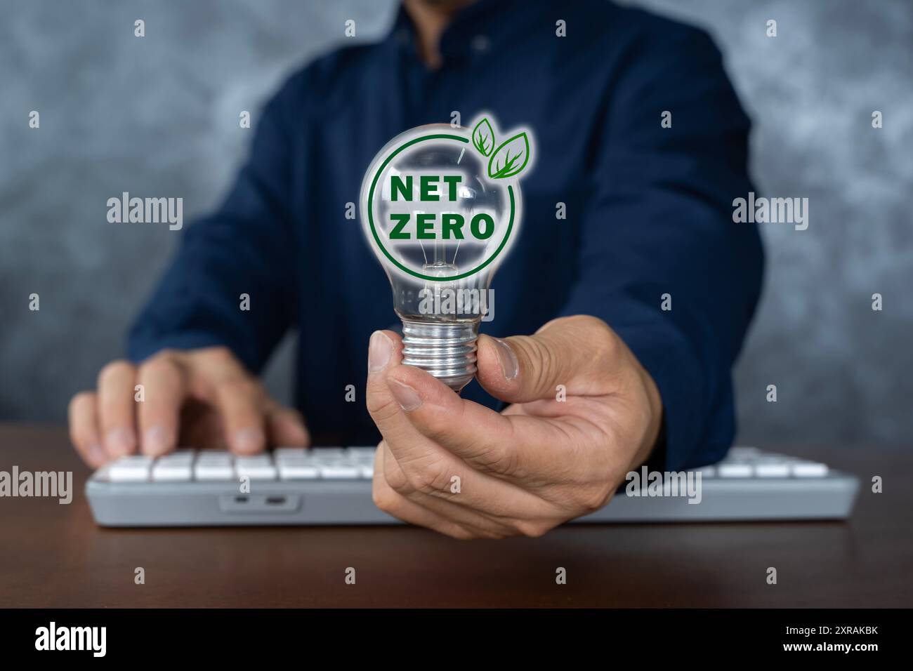 Donne d'affari che detengono un globo di lampadine virtuale con ESG Icon Concepts per ambiente, sociale, Governance, zero netto, obiettivi di neutralità del carbonio, develo Foto Stock